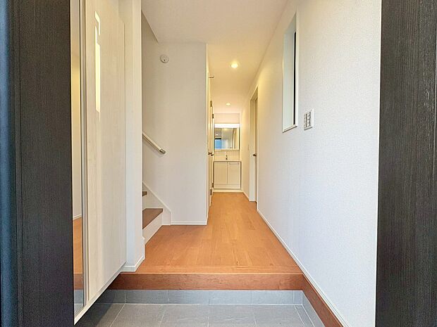 シューズボックスを完備した玄関です。