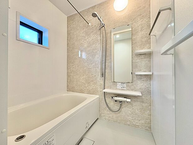 一日の疲れを癒すバスルームは、心地よいリラックスを叶える清潔感溢れる空間です。