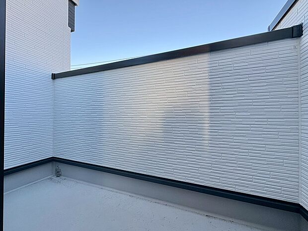 暮らしの中で、光と風を演出してくれるバルコニー。