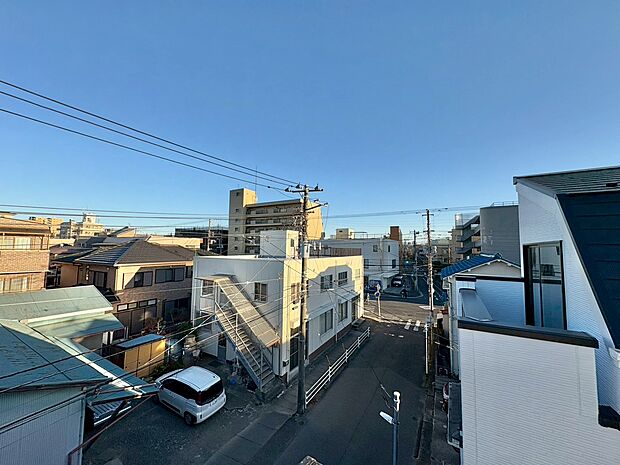 窓を開けると広がる青空。心をリフレッシュして日々を過ごしていきましょう。