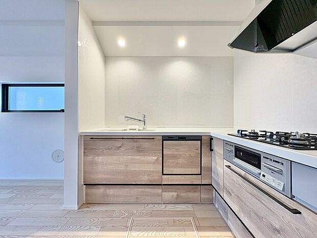 スマートな意匠と充実の機能を備えたキッチンが、暮らしにおいしい彩りを添えます。