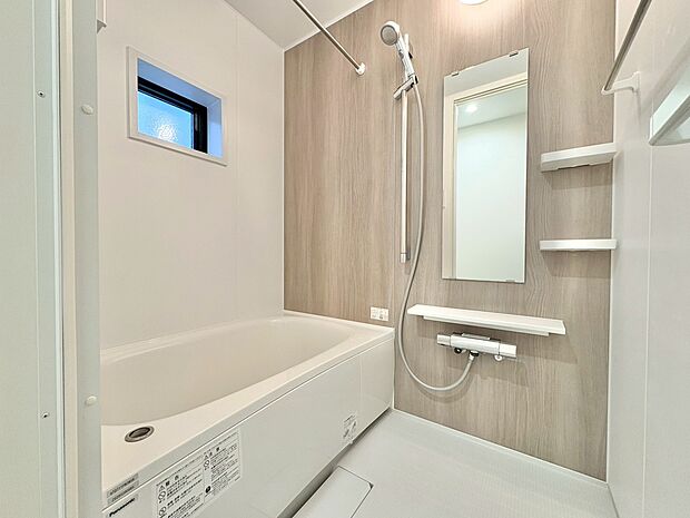 一日の疲れを癒すバスルームは、心地よいリラックスを叶える清潔感溢れる空間です。