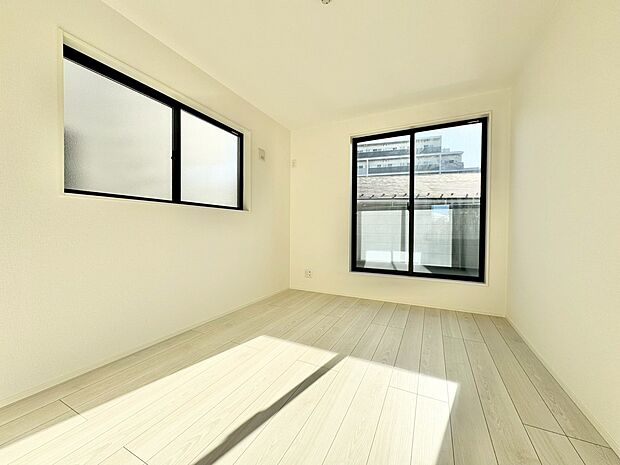 ベッドも十分に設置するスペースがあります。