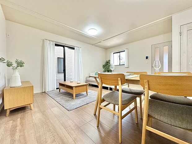 忙しく過ぎゆく日常を置き去るほど、ゆったりした時間が流れるリビング。