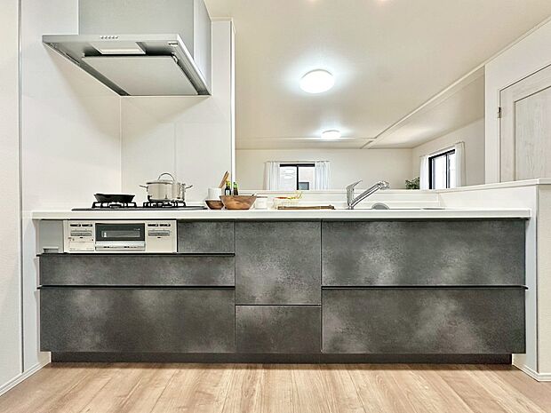 スマートな意匠と充実の機能を備えたキッチンが、暮らしにおいしい彩りを添えます。