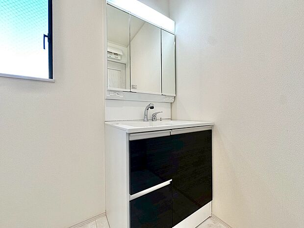 何かと物が増える場所だからこそ、スッキリと見映えの良い空間に。