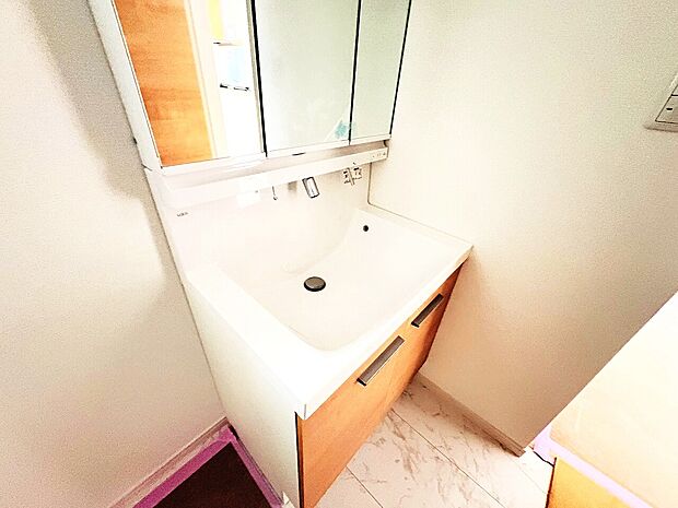 何かと物が増える場所だからこそ、スッキリと見映えの良い空間に。