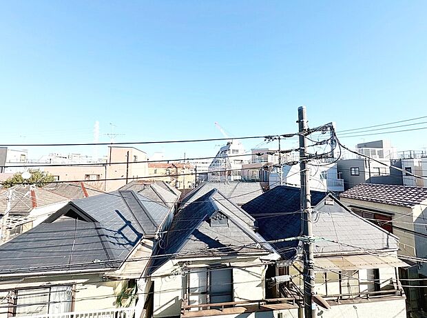 窓を開けると広がる青空。心をリフレッシュして日々を過ごしていきましょう。