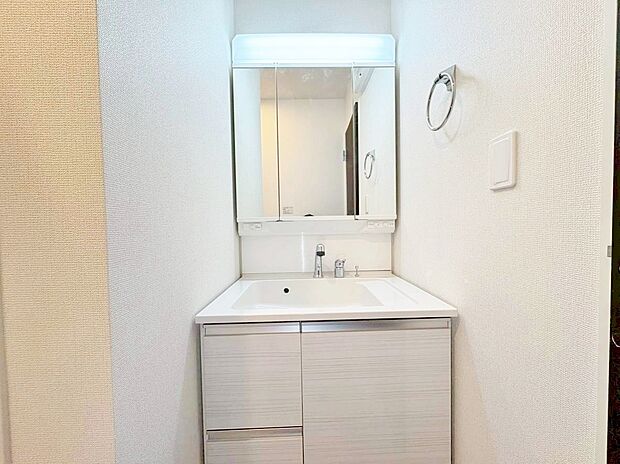 何かと物が増える場所だからこそ、スッキリと見映えの良い空間に。