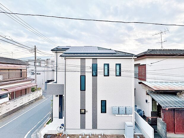 窓を開けると広がる青空。心をリフレッシュして日々を過ごしていきましょう。