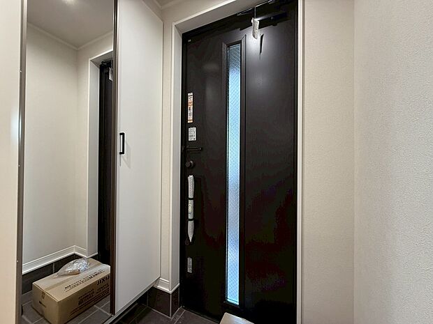 シューズボックスを完備した玄関です。