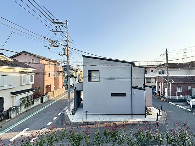 窓を開けると広がる青空。心をリフレッシュして日々を過ごしていきましょう。