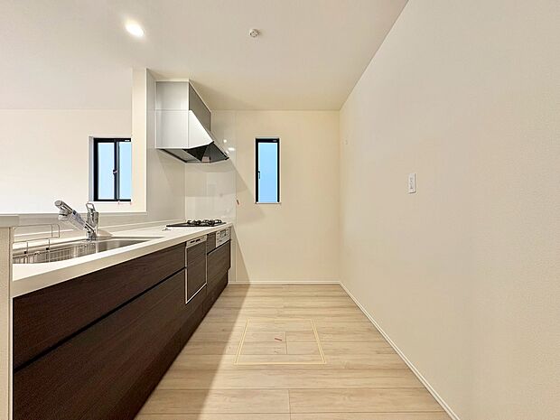 スマートな意匠と充実の機能を備えたキッチンが、暮らしにおいしい彩りを添えます。