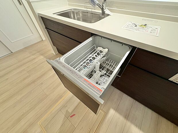 家事の時短に役立つ食洗機。省スペースのビルトインタイプを採用致しました。