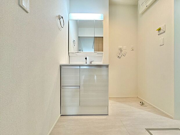 清潔感と心地よさを重視した、上質感漂うパウダールーム。