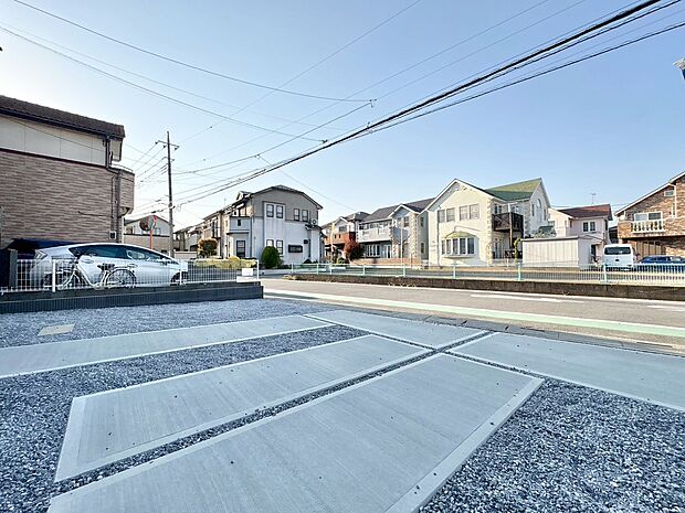 本物件の駐車スペースです。車種制限のある場合もございますので、お気軽にお問い合わせくださいませ。