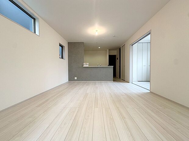 忙しく過ぎゆく日常を置き去るほど、ゆったりした時間が流れるリビング。