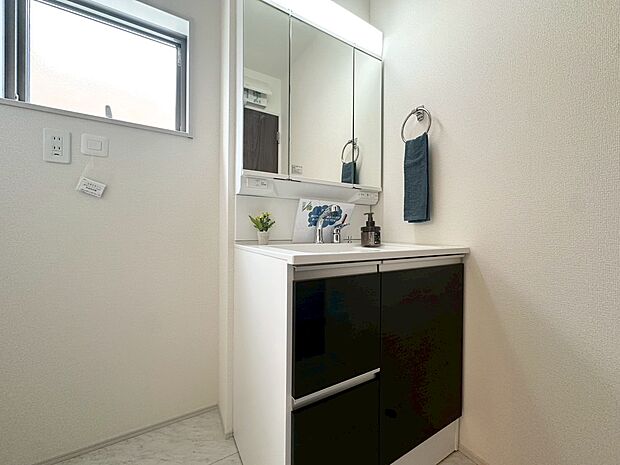 何かと物が増える場所だからこそ、スッキリと見映えの良い空間に。