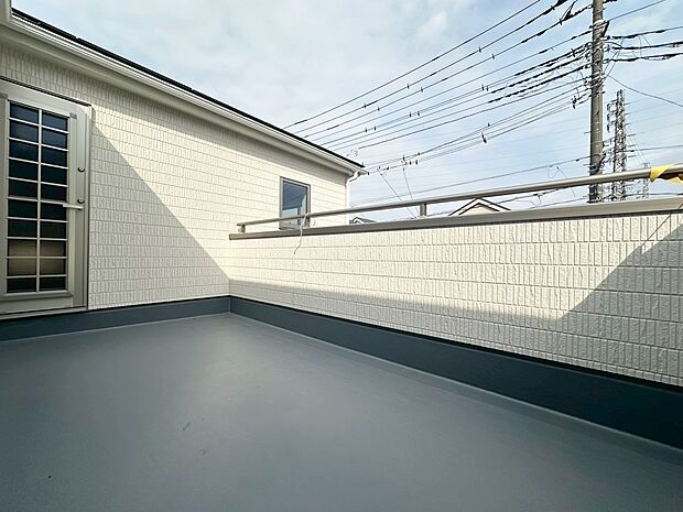 暮らしの中で、光と風を演出してくれるバルコニー。