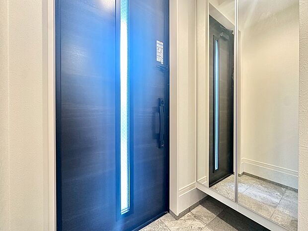 シューズボックスを完備した玄関です。