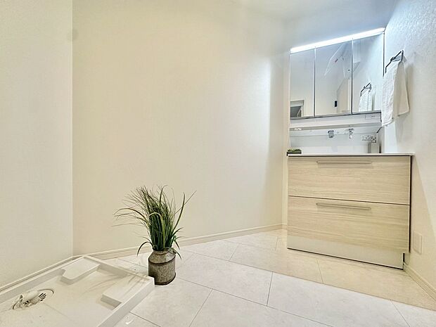 清潔感と心地よさを重視した、上質感漂うパウダールーム。