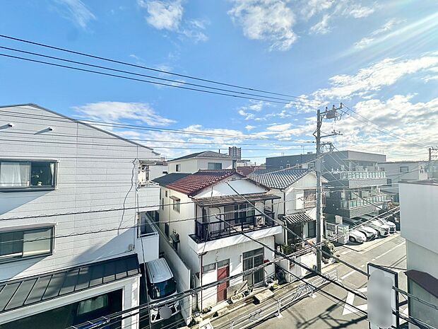 窓を開けると広がる青空。心をリフレッシュして日々を過ごしていきましょう。