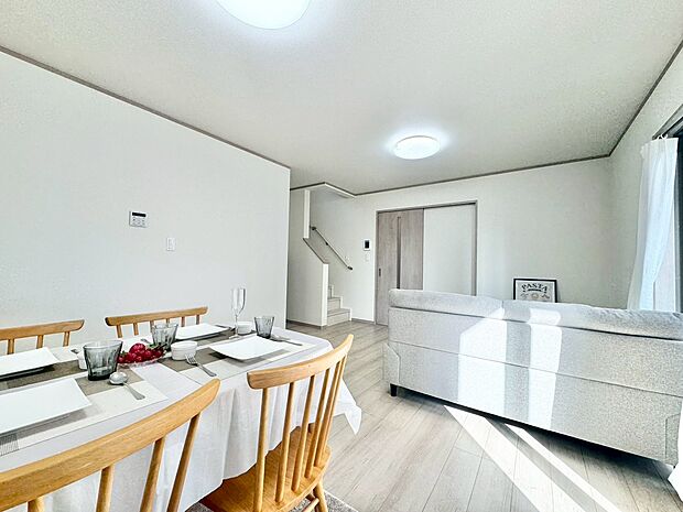 忙しく過ぎゆく日常を置き去るほど、ゆったりした時間が流れるリビング。