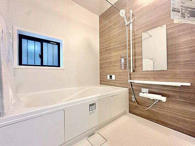 一日の疲れを癒すバスルームは、心地よいリラックスを叶える清潔感溢れる空間です。