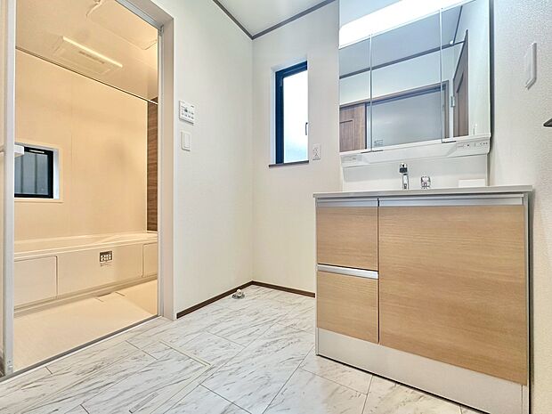 清潔感と心地よさを重視した、上質感漂うパウダールーム。