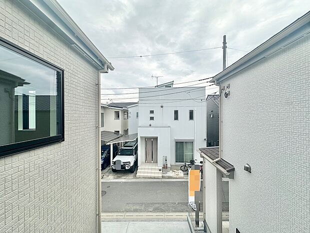 窓を開けると広がる青空。心をリフレッシュして日々を過ごしていきましょう。