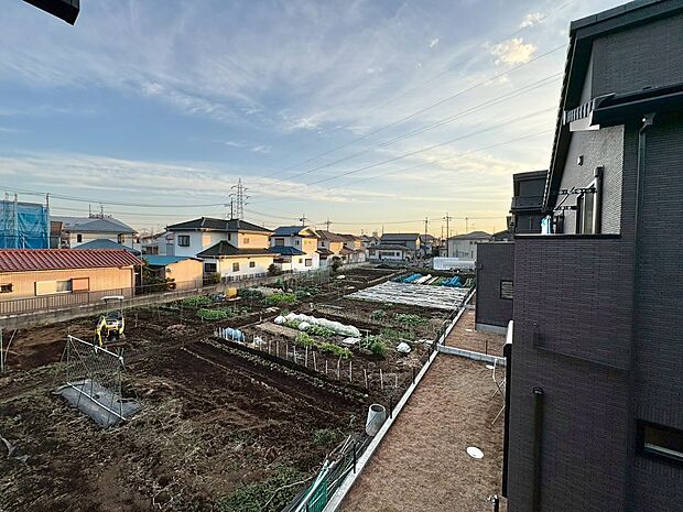 窓を開けると広がる青空。心をリフレッシュして日々を過ごしていきましょう。