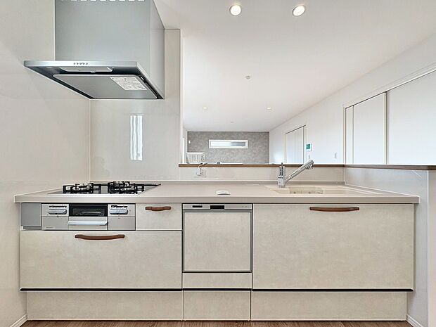 スマートな意匠と充実の機能を備えたキッチンが、暮らしにおいしい彩りを添えます。