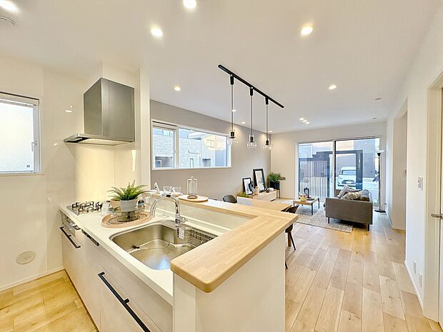 忙しく過ぎゆく日常を置き去るほど、ゆったりした時間が流れるリビング。