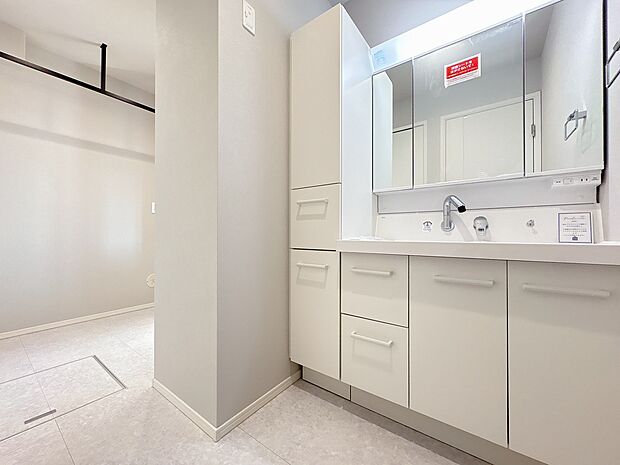 清潔感と心地よさを重視した、上質感漂うパウダールーム。