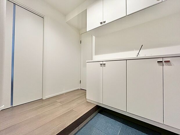 シューズボックスを完備した玄関です。