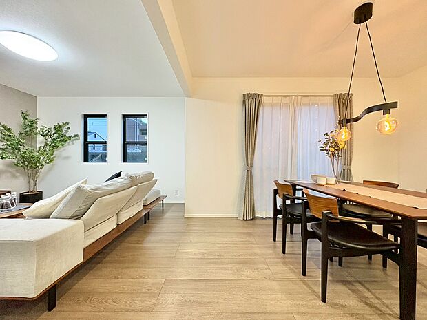 忙しく過ぎゆく日常を置き去るほど、ゆったりした時間が流れるリビング。