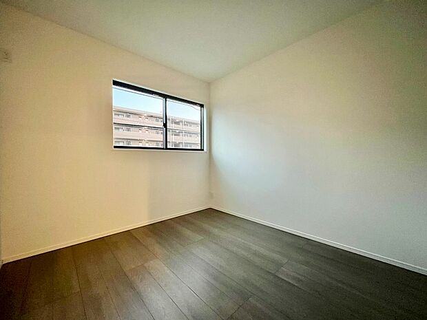 ベッドも十分に設置するスペースがあります。