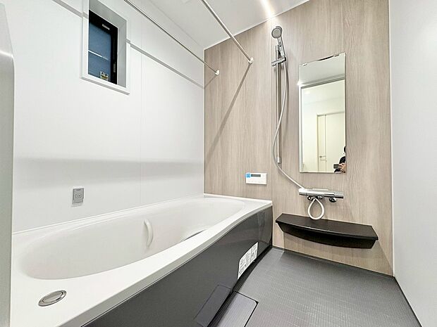 一日の疲れを癒すバスルームは、心地よいリラックスを叶える清潔感溢れる空間です。