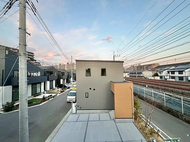 窓を開けると広がる青空。心をリフレッシュして日々を過ごしていきましょう。