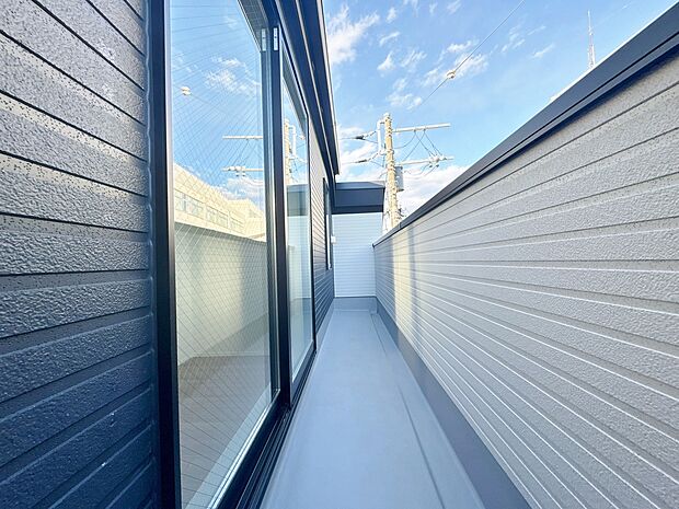 暮らしの中で、光と風を演出してくれるバルコニー。