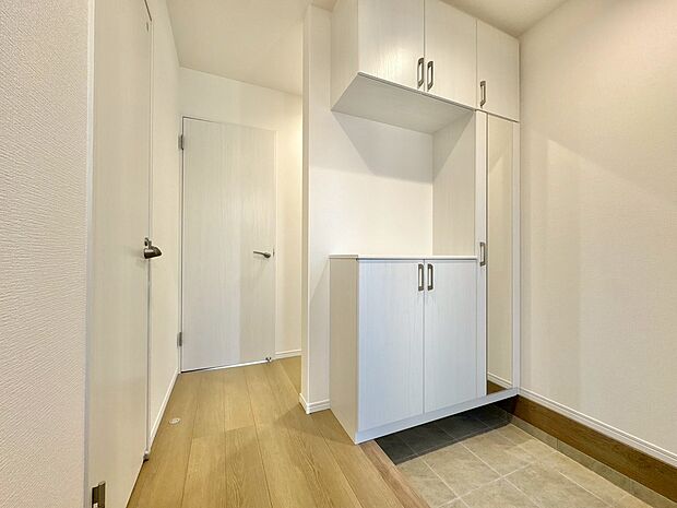 シューズボックスを完備した玄関です。