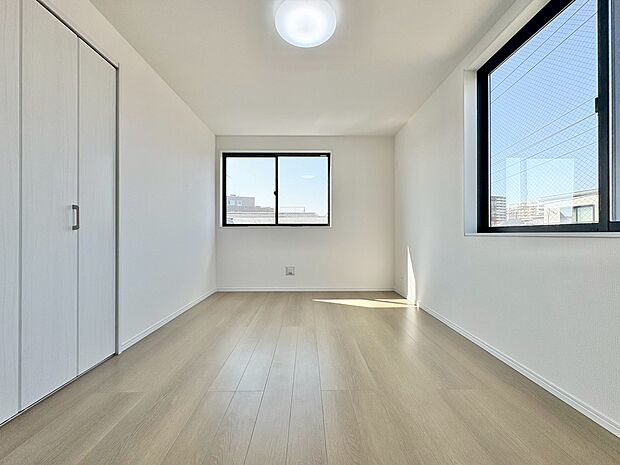 ベッドも十分に設置するスペースがあります。