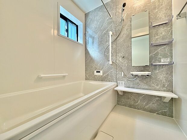 一日の疲れを癒すバスルームは、心地よいリラックスを叶える清潔感溢れる空間です。