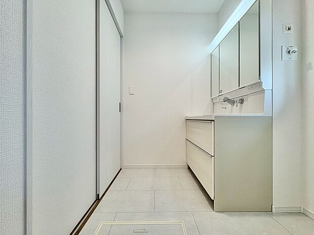 清潔感と心地よさを重視した、上質感漂うパウダールーム。