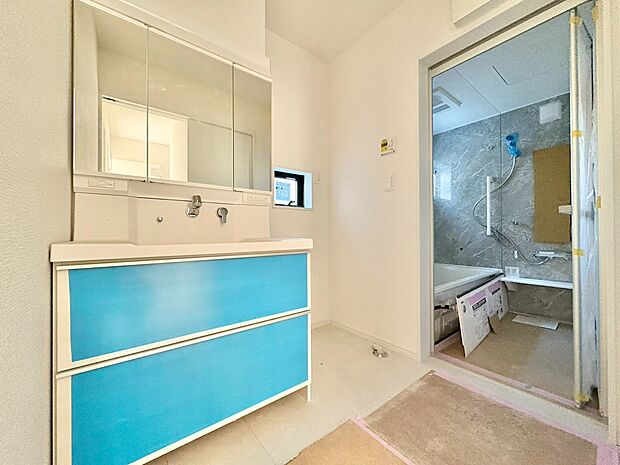 清潔感と心地よさを重視した、上質感漂うパウダールーム。