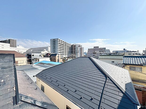 窓を開けると広がる青空。心をリフレッシュして日々を過ごしていきましょう。