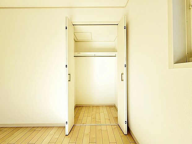 居室にはクローゼットがあり、荷物もスッキリ収納して快適にお過ごしいただけます。