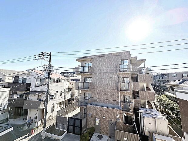 窓を開けると広がる青空。心をリフレッシュして日々を過ごしていきましょう。