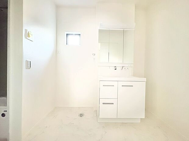 清潔感と心地よさを重視した、上質感漂うパウダールーム。