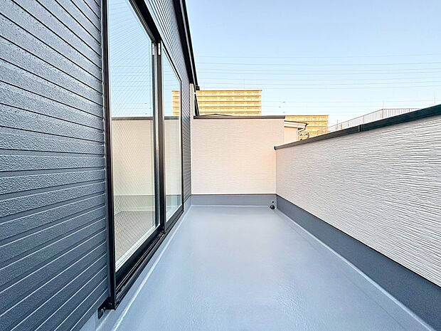 暮らしの中で、光と風を演出してくれるバルコニー。